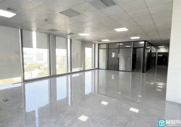 高新区浙商银行大厦出租318平米精装修办公室4个隔间租金1.8元/平米/天