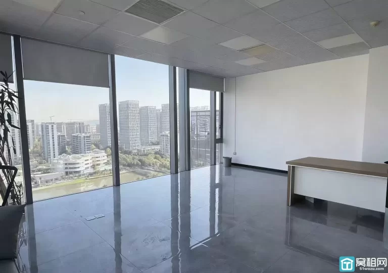 高新区浙商银行大厦出租318平米精装修办公室4个隔间租金1.8元/平米/天