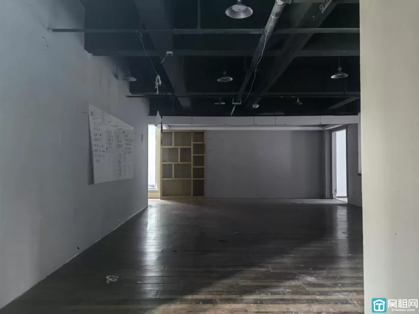 南部商务区恒威大厦214.84平价格：1.6元朝西