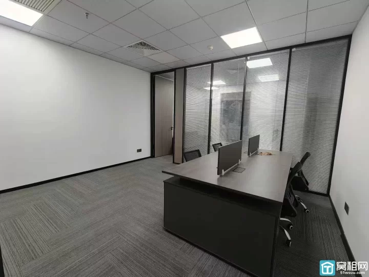 南部商务区 杉杉大厦66平 朝东 精装带家具 客户扩大转租，看房随时方便