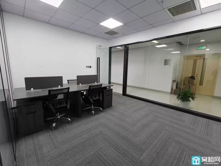 南部商务区 杉杉大厦66平 朝东 精装带家具 客户扩大转租，看房随时方便