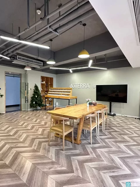 南部商务区水街中心3号楼朝南175平，带隔间出租7800元一个月