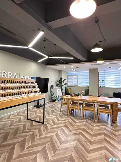 南部商务区水街中心3号楼朝南175平，带隔间出租7800元一个月