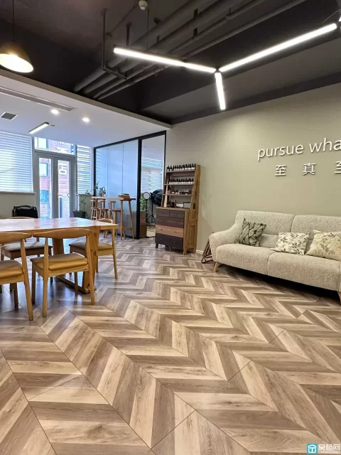 南部商务区水街中心3号楼朝南175平，带隔间出租7800元一个月