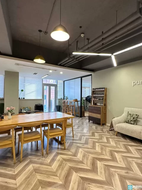 南部商务区水街中心3号楼朝南175平，带隔间出租7800元一个月