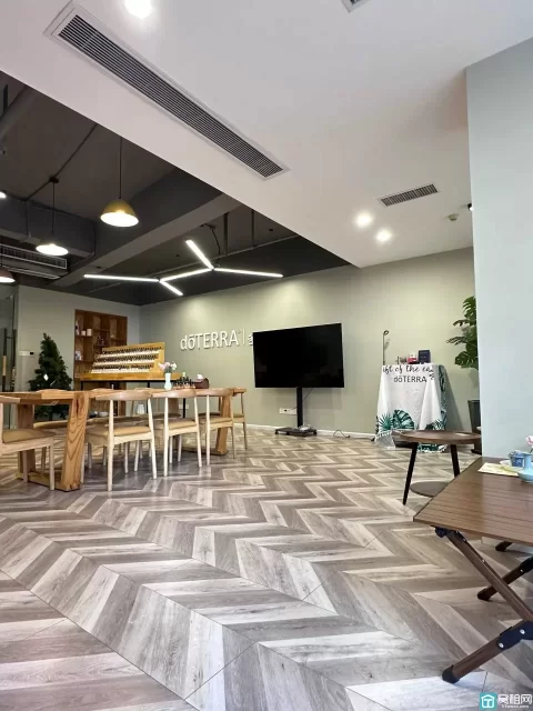 南部商务区水街中心3号楼朝南175平，带隔间出租7800元一个月