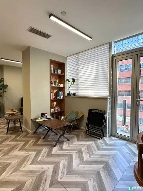 南部商务区水街中心3号楼朝南175平，带隔间出租7800元一个月