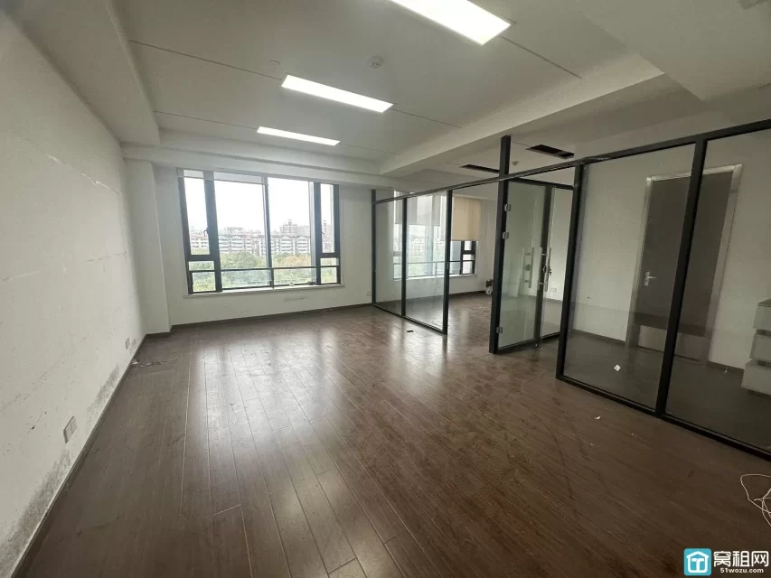 海曙区丽园路地质大厦出租85平精装带两个隔间