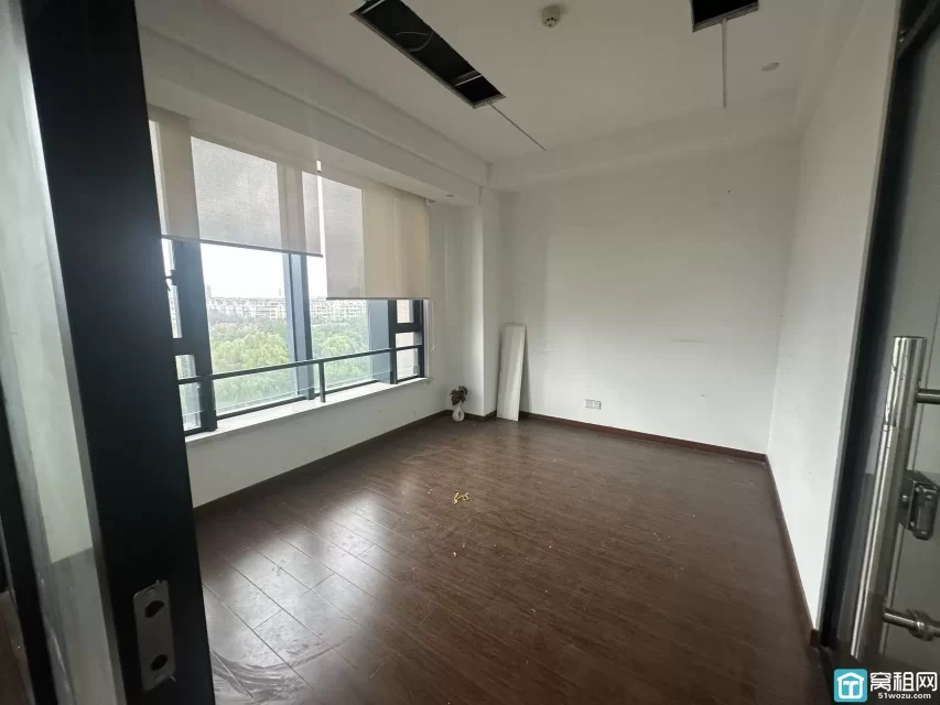 海曙区丽园路地质大厦出租85平精装带两个隔间