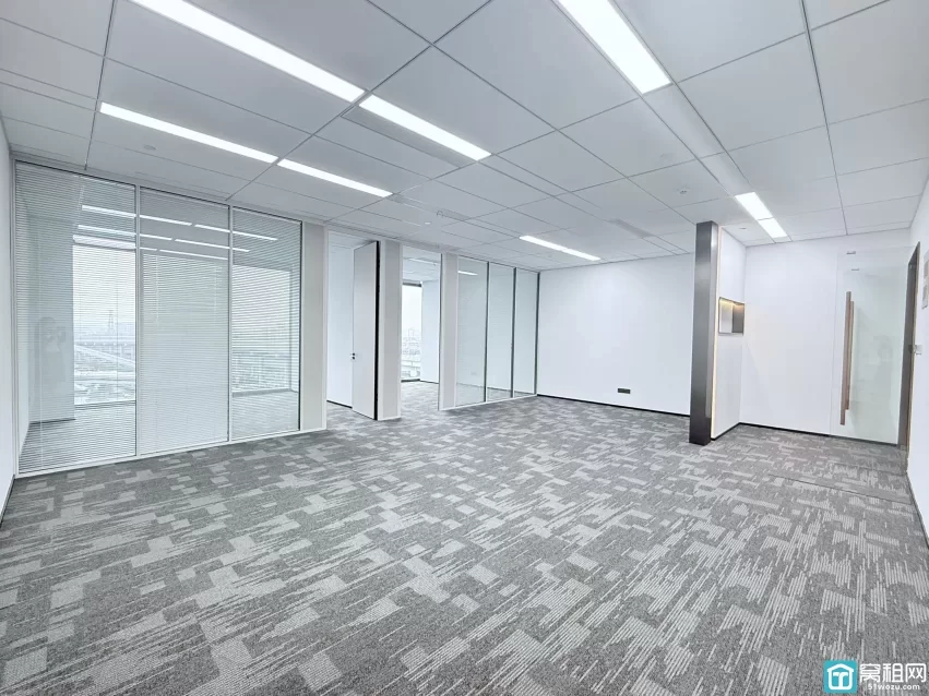宁波奉化地铁口金茂大厦156平米办公室精装修出租单价1.2元