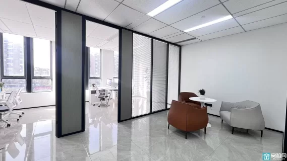 出租556产业园新装125平正南2隔间5880元/月