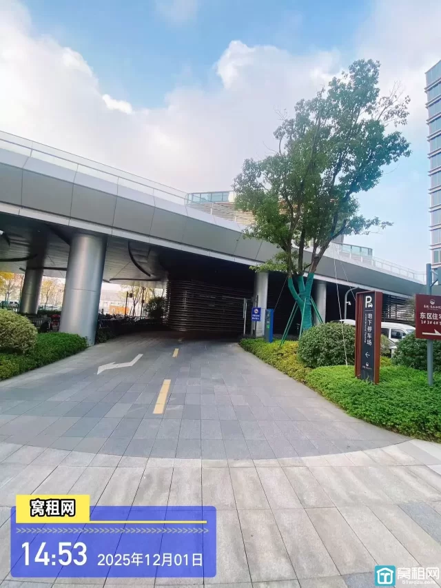 东品大厦停车收费多少一个月？