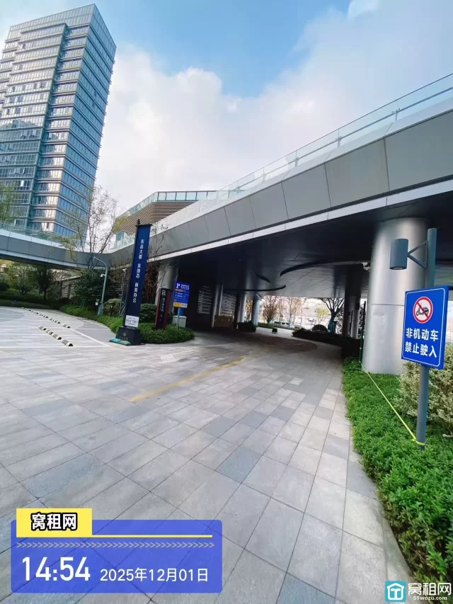 东品大厦停车收费多少一个月？