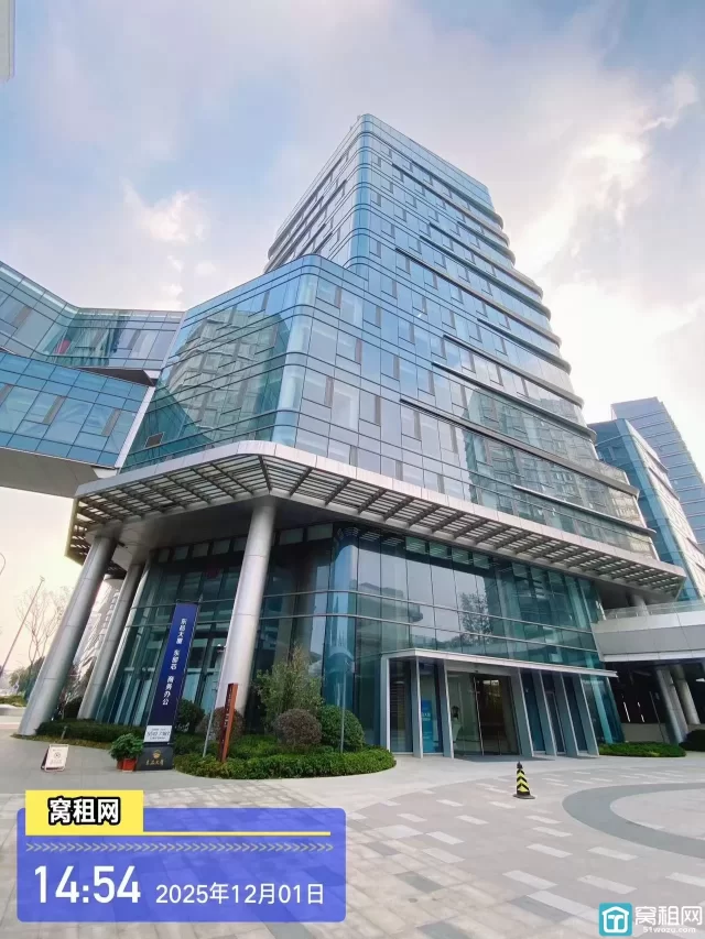 东品大厦停车收费多少一个月？