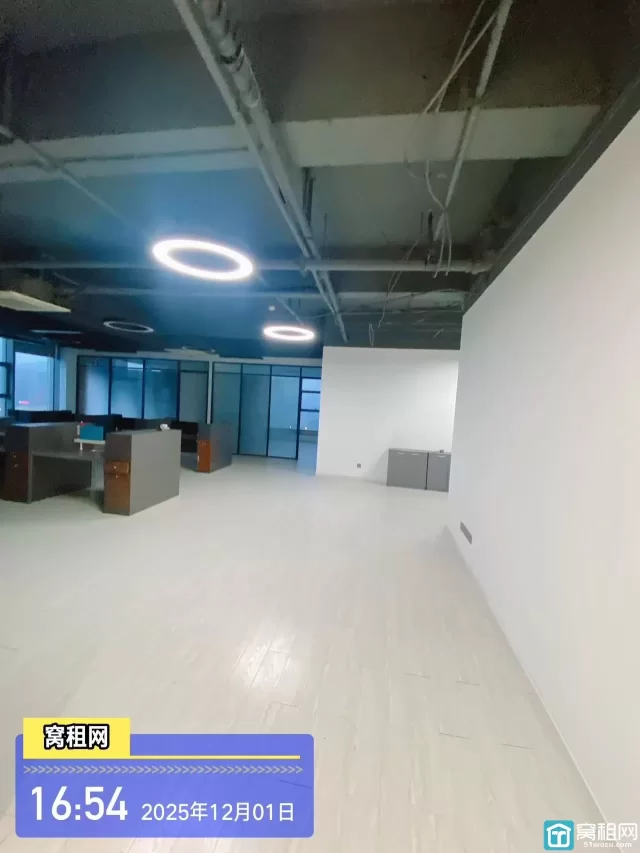 东部新城汇悦湾隔壁写字楼银泰大厦出租262平米16000元/月