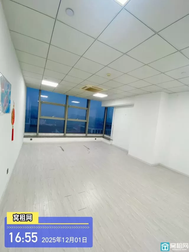 东部新城汇悦湾隔壁写字楼银泰大厦出租262平米16000元/月