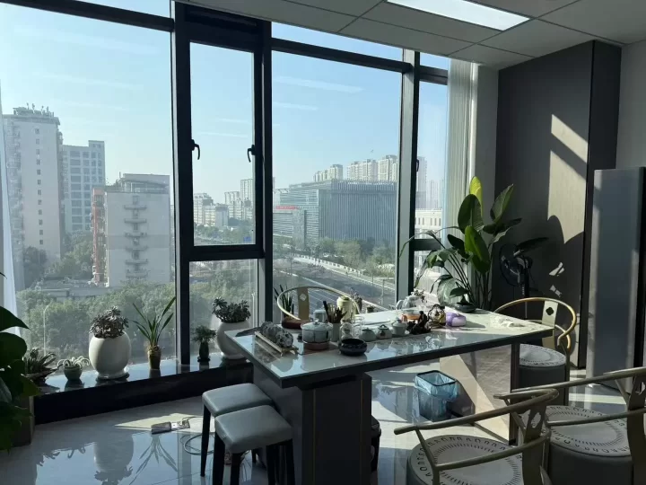 转租：南部商务区三期 三禾大厦138平 2个隔间 独立空调 落地窗8000元/月底价