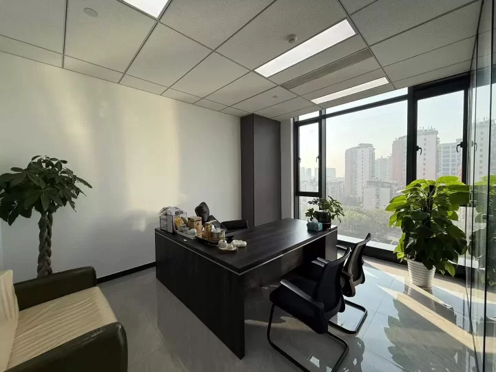 转租：南部商务区三期 三禾大厦138平 2个隔间 独立空调 落地窗8000元/月底价