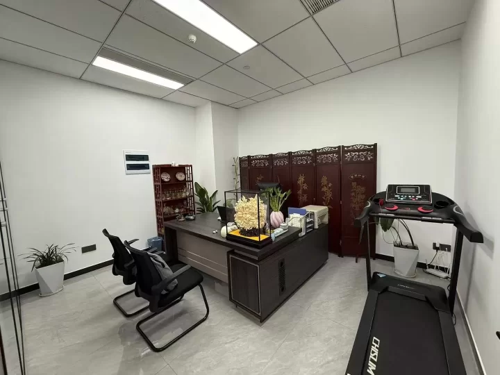 转租：南部商务区三期 三禾大厦138平 2个隔间 独立空调 落地窗8000元/月底价