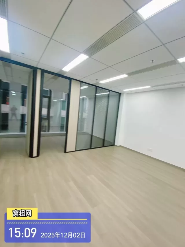地铁8号线和4号线洪大路站鸿A出口鸿辰中心116平米出租5000元.月精装修办公室