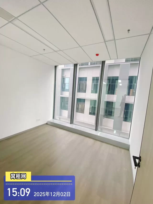 地铁8号线和4号线洪大路站鸿A出口鸿辰中心116平米出租5000元.月精装修办公室
