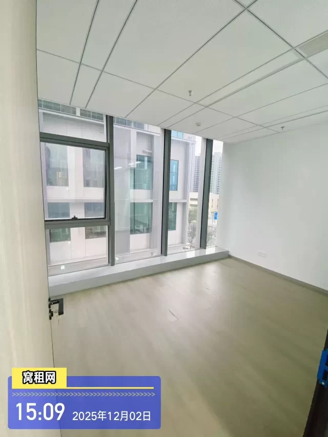地铁8号线和4号线洪大路站鸿A出口鸿辰中心116平米出租5000元.月精装修办公室