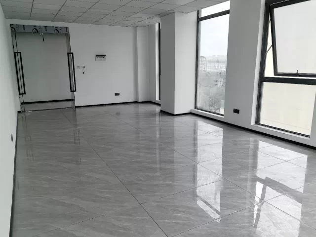 博日大厦75平  西北双面采光  可配家具、做隔间租金3400元