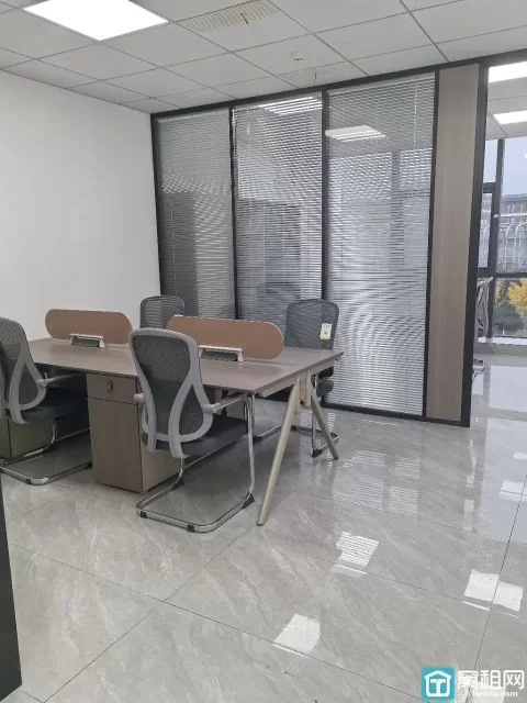 海曙印象城附近博日大厦70平 朝南  一个隔间 配家具出租3200元