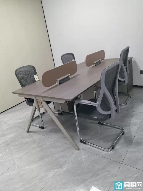 海曙印象城附近博日大厦70平 朝南  一个隔间 配家具出租3200元