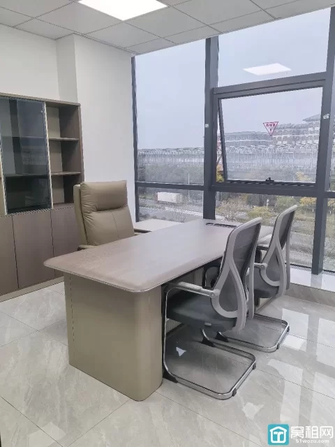 海曙印象城附近博日大厦70平 朝南  一个隔间 配家具出租3200元