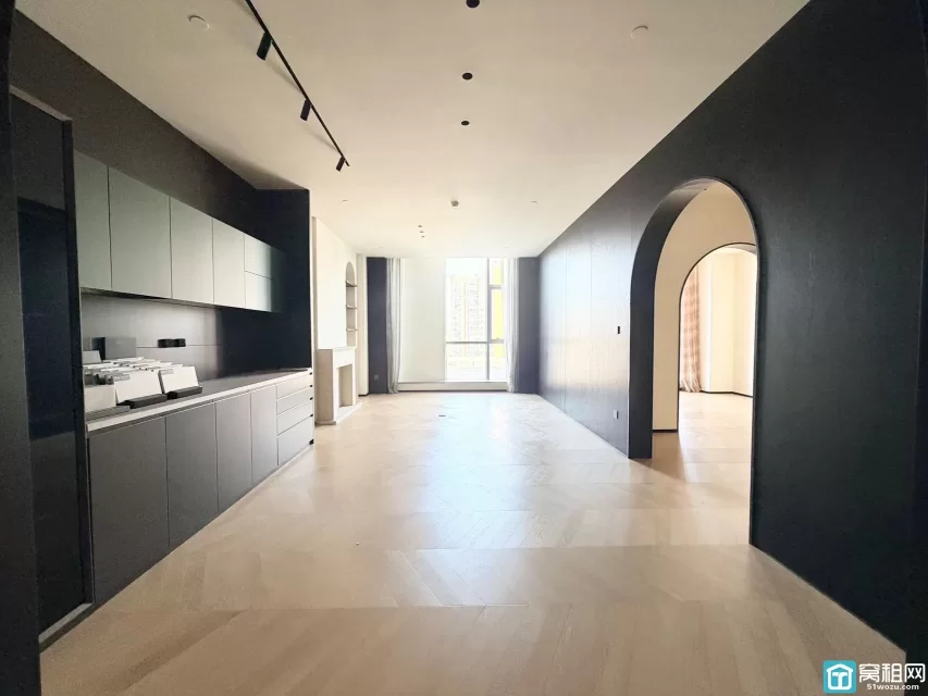 万达附近新写字楼恒凯中心大厦出租面积145平，朝东，精装修