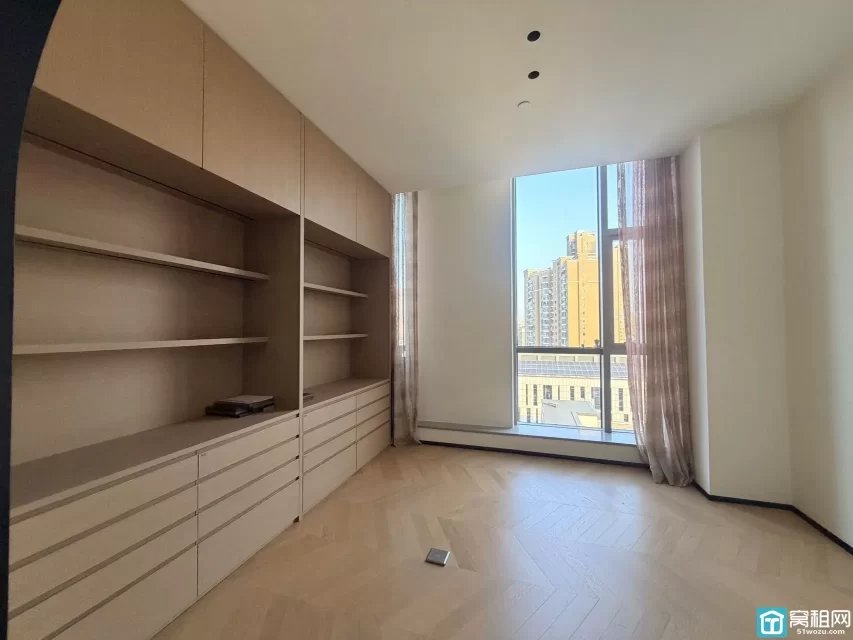 万达附近新写字楼恒凯中心大厦出租面积145平，朝东，精装修