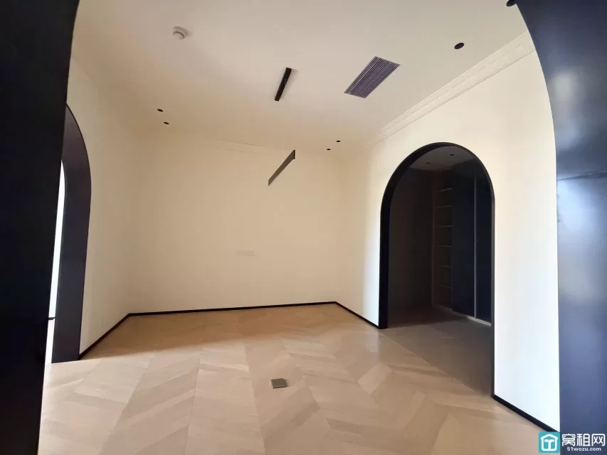 万达附近新写字楼恒凯中心大厦出租面积145平，朝东，精装修