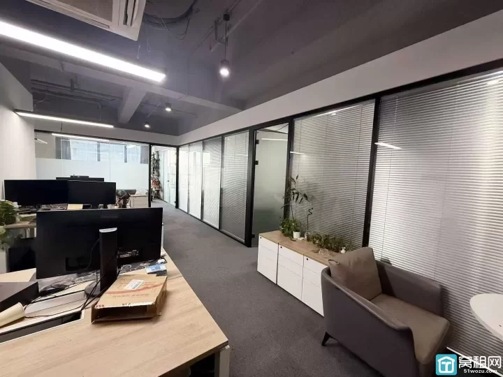 鄞州区潘火街道和荣大厦电梯口面积289方办公室招租