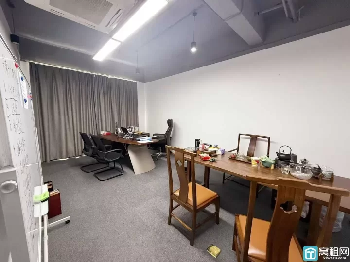 鄞州区潘火街道和荣大厦电梯口面积289方办公室招租