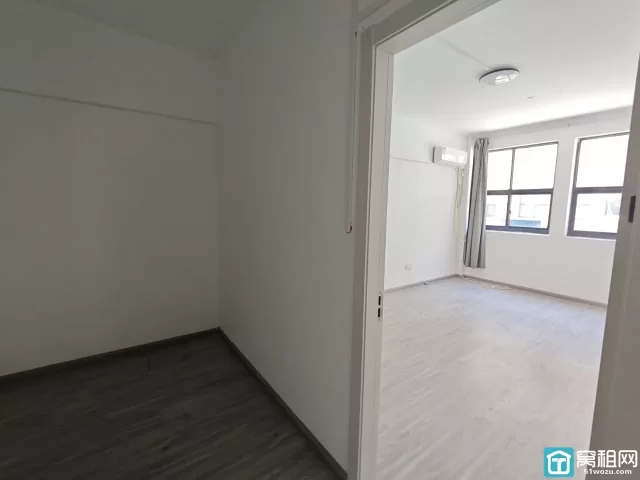 宁波海曙区高桥小学对面新青年创享中心面积: 160平月租金: 5000元