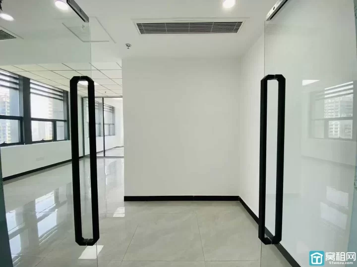 东城国际写字楼出租全新143㎡东南朝向办公室，采光通透，地铁口直达