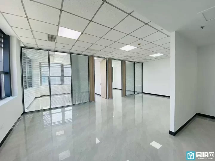 东城国际写字楼出租全新143㎡东南朝向办公室，采光通透，地铁口直达