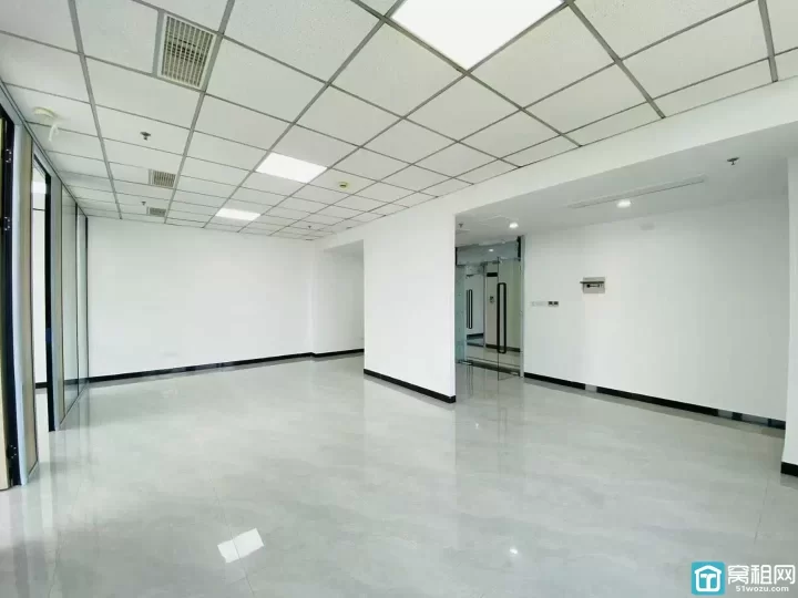 东城国际写字楼出租全新143㎡东南朝向办公室，采光通透，地铁口直达