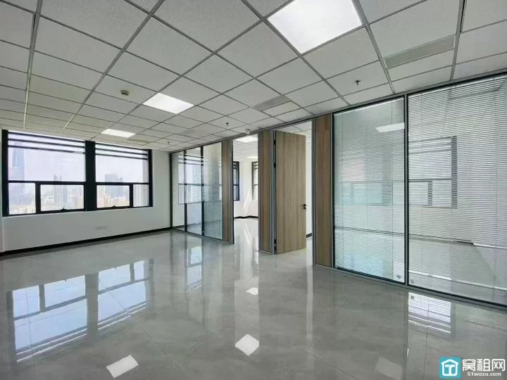 东城国际写字楼出租全新143㎡东南朝向办公室，采光通透，地铁口直达