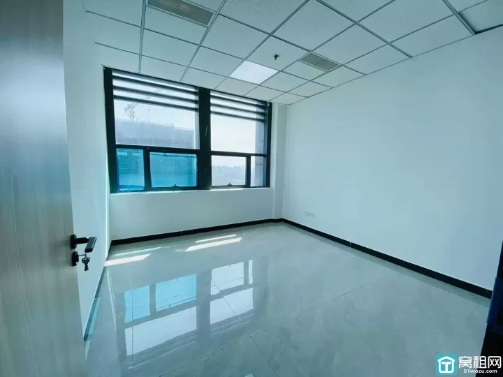 东城国际写字楼出租全新143㎡东南朝向办公室，采光通透，地铁口直达