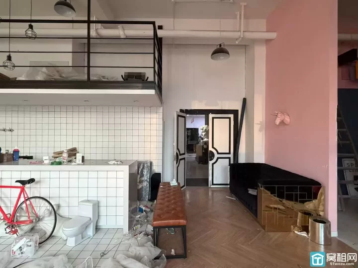 锦寓路地铁口城市广场商业340平方，挑高应该5-6米，得房率90%出租