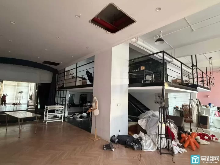 锦寓路地铁口城市广场商业340平方，挑高应该5-6米，得房率90%出租