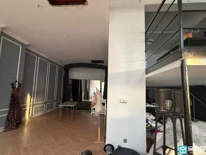 锦寓路地铁口城市广场商业340平方，挑高应该5-6米，得房率90%出租