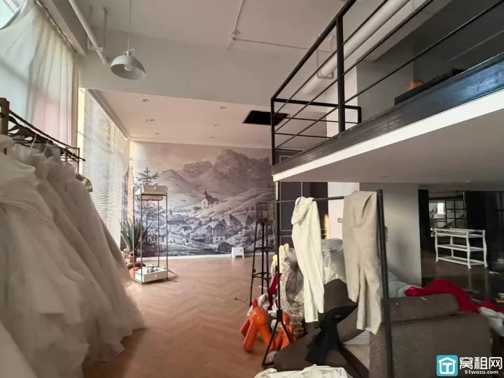 锦寓路地铁口城市广场商业340平方，挑高应该5-6米，得房率90%出租