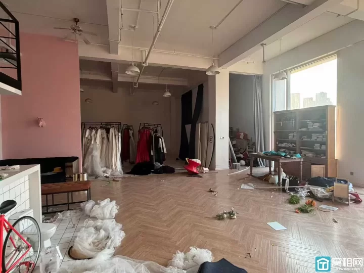 锦寓路地铁口城市广场商业340平方，挑高应该5-6米，得房率90%出租