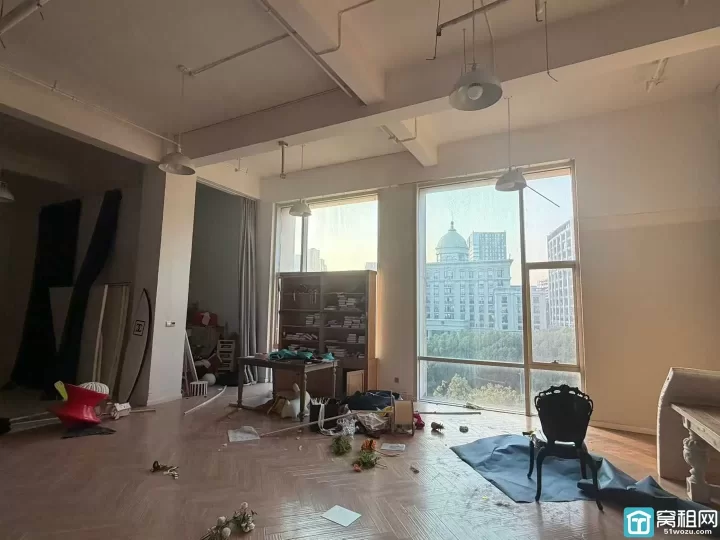 锦寓路地铁口城市广场商业340平方，挑高应该5-6米，得房率90%出租