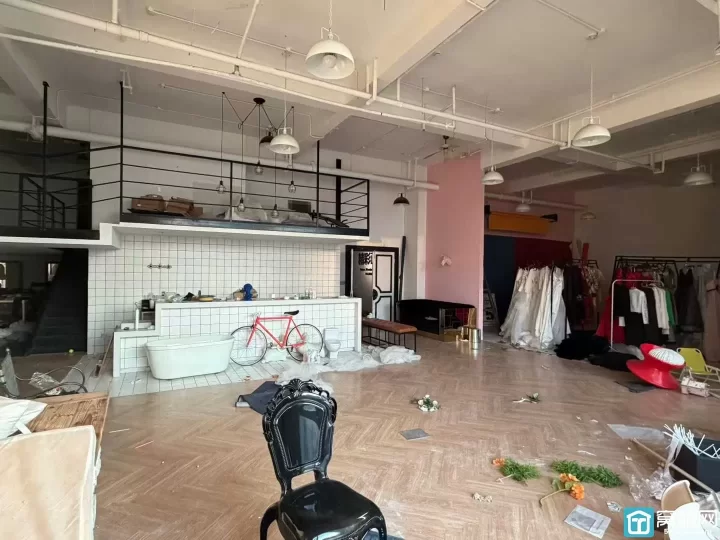 锦寓路地铁口城市广场商业340平方，挑高应该5-6米，得房率90%出租