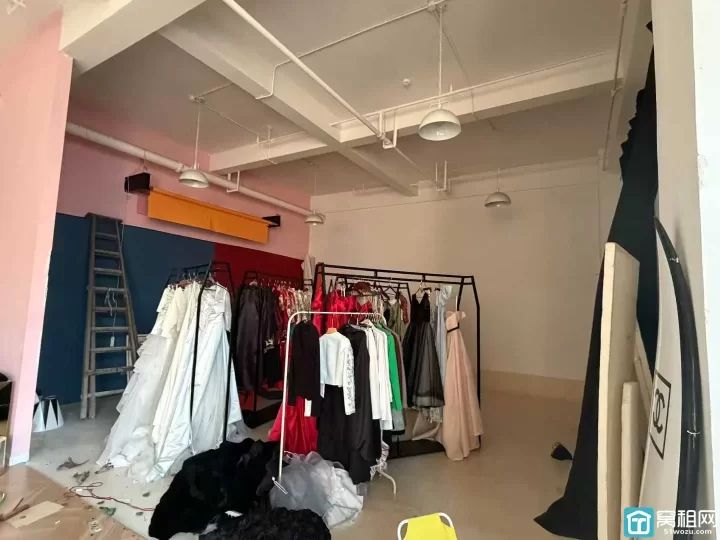 锦寓路地铁口城市广场商业340平方，挑高应该5-6米，得房率90%出租