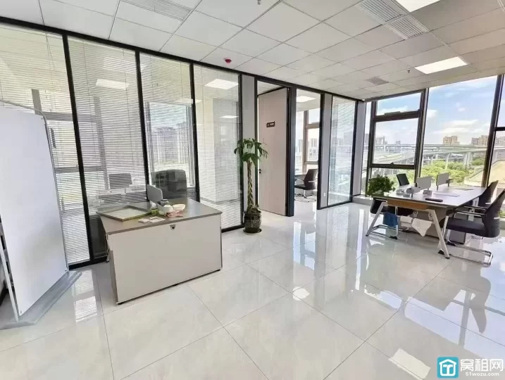鄞州乐橙汇140多平，全景落地窗办公室招租6500元/月
